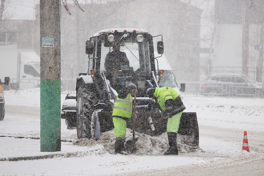 В Пензе продолжается борьба с последствиями снегопада В Пензе последствия снегопада устраняют более более 100 единиц техники и 110 сотрудников Пензавтодора От УК ТСЖ и ЖСК организован выход порядка 140 спецмашин и свыше 400 дворников В частном секторе работают тракторы выделенные районными администрациями По состоянию на 12 часов 3 января очистка проезжей части силами Пензавтодора проведена на улицах Тухачевского Сердобской Злобина Зеленодольской Октябрьской Плеханова Ленинградской Бакунина Чехова Попова Суворова Урицкого Окружной Луначарского Каракозова Павлушкина Бекешской Тернопольской Чаадаева Долгорукова Тарханова Измайлова Антонова Кирова Транспортной Маршала Крылова Свердлова Лозицкой Тамбовской Саранской Егорова Беляева проспектах Победы Строителей 3 м поезде Бурмистрова и других участках В настоящее время комплекс мероприятий по зимнему содержанию областного центра продолжается penzapress пенза снегопад