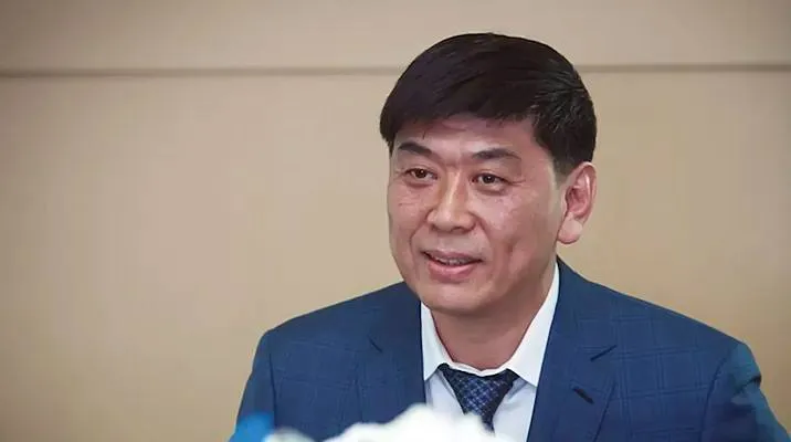 Приговор для крабового короля вступил в силу  Суд заочно приговорил находящегося в международном розыске сахалинского рыбопромышленника Олега Кана к 24 годам лишения свободы в колонии строгого режима и штрафу в размере 5 млн рублей Ему также запретили осуществление управленческой деятельности в рыбной отрасли в течение трех лет Дополнительно суд постановил обратить в доход государства 4 2 млрд рублей ранее перечисленные аффилированными с Каном структурами в счет погашения гражданского иска Олег Кан напомним обвиняется в контрабанде 3 тыс тонн живого краба на 2 6 млрд рублей и уклонении от уплаты налогов и таможенных платежей на сумму более 3 69 млрд рублей Против компаний Кана Генпрокуратурой также был подан иск на 359 млрд рублей который в итоге был удовлетворен Плюс господин Кан заочно осужден на 17 лет за организацию убийства Ранее защита Кана пыталась несколько раз доказать суду что бизнесмен мертв но безуспешно По информации ряда источников Олег Кан сейчас проживает в Южной Корее Рыбная полка в Telegram в MAX