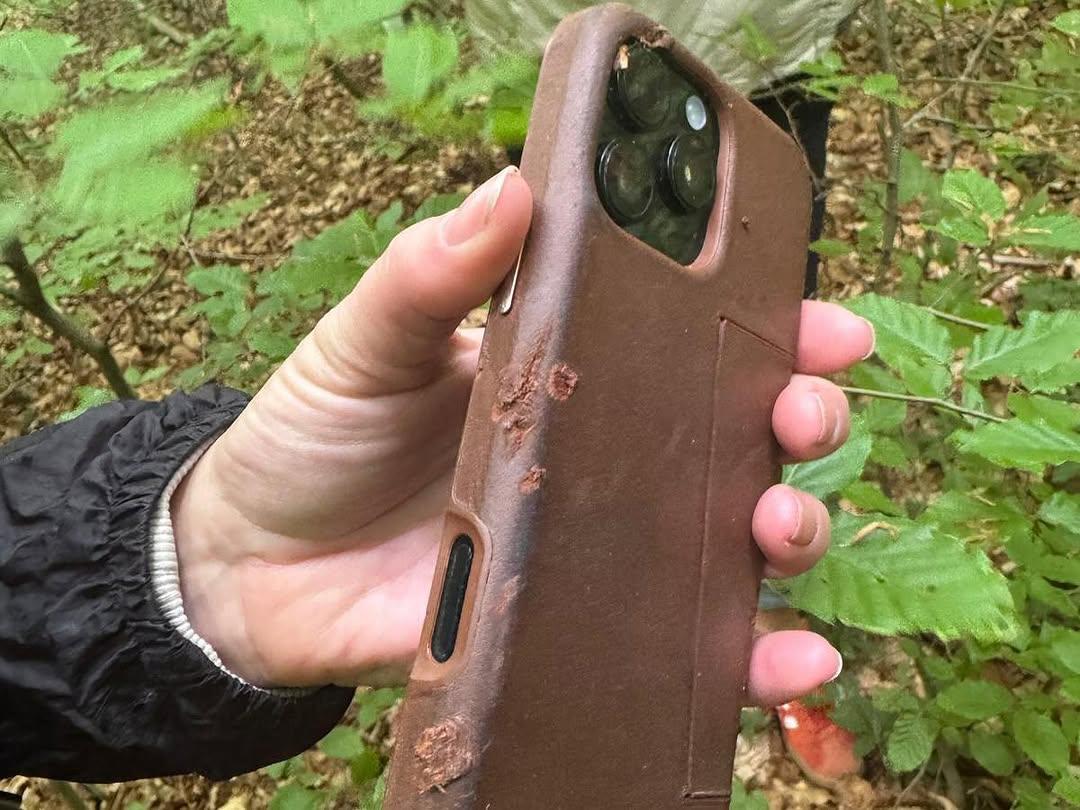 iPhone 16 Pro выпал из самолёта и заснял всё на видео. Посмотрите, что с ним стало  Смартфон упал с высоты примерно 800 метров при скорости самолёта 203 км/ч. Это произошло после того, как девушка приоткрыла окно самолета, чтобы снять видео. Самое интересное, что запись видео не прерывалась, поэтому айфон полностью заснял своё падение.  После приземления девушка решила найти смартфон, потому что в его чехле лежали водительские права и банковская карта.  Открыв Локатор, она обнаружила iPhone 16 Pro в лесу. Удивительно, но после такого падения на айфоне не было царапин и трещин на экране. Во многом это заслуга чехла Bellroy из толстой кожи, который был на телефоне.     #новости
