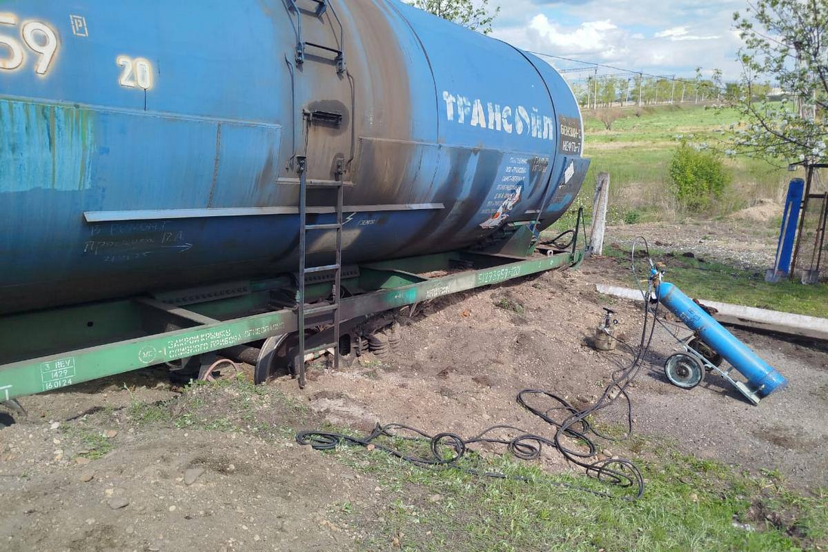 На железной дороге в Бурейском округе с рельсов сошли два вагона с твердым битумом В результате инцидента повреждена тупиковая призма. В Амурском центре ГЗ и ПБ сообщили, что ситуация находится под контролем. Движение поездов по станции не нарушено. На месте работает восстановительный поезд. Для обеспечения безопасности задействована оперативная группа. Ведутся работы по устранению последствий и восстановлению инфраструктуры.