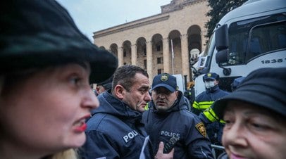 В Тбилиси сообщили о задержании 15 россиян на митингах   Грузинская сторона уведомила Секцию интересов России при посольстве Швейцарии в Грузии о том, что в Тбилиси были задержаны 15 российских граждан на митингах.  Читать далее