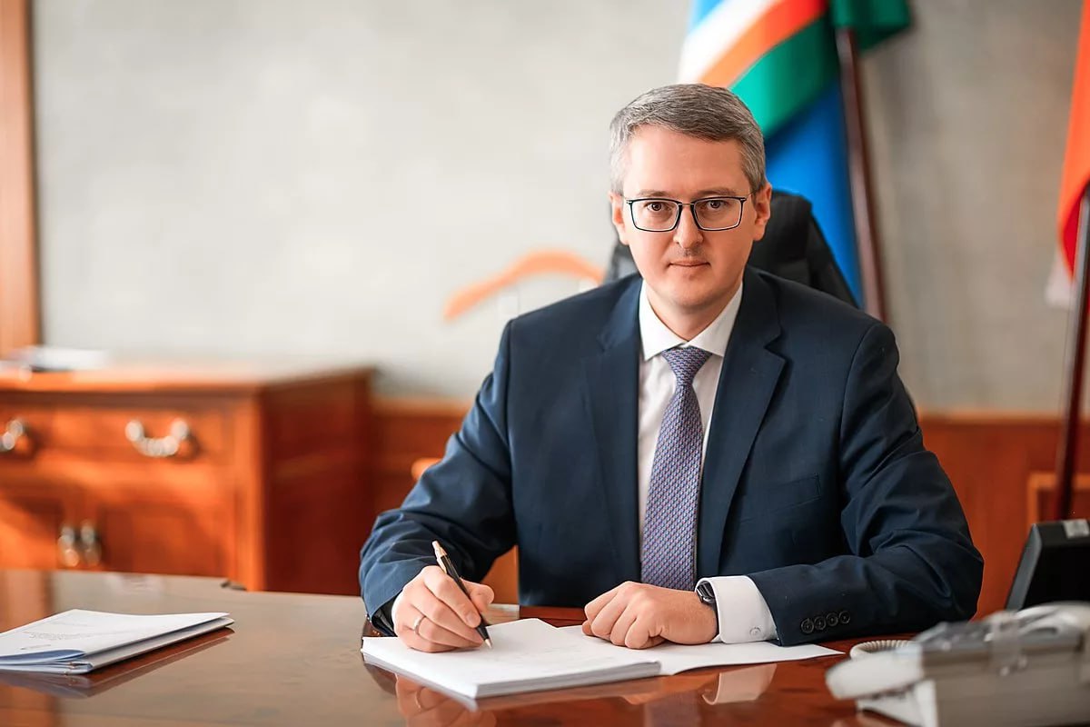 Открытый диалог: глава Камчатского края ответил на вопросы жителей региона  Владимир Солодов провел прямой эфир в социальных сетях, продемонстрировав свою открытость и готовность решать проблемы. Вопросов у камчацев накопилось немало.  Интересовались, например, состоянием детских и спортивных площадок. Солодов назвал неприемлемым подходом то, что в прошлые годы муниципалитеты просто демонтировали площадки. Есть план, как их восстановить, средства выделяются.  Людей волнует и  ситуация в здравоохранении – нехватка врачей в Каменском.  Поручил минздраву заняться организацией работы для профосмотров. В ближайшее время я доберусь до Каменского, чтобы обсудить проблемы здравоохранения в Пенжинском районе,  — заявил Солодов.  Также он сообщил о визите главы Минздрава РФ Михаила Мурашко, с которым и будут обсуждаться «больные вопросы». Глава региона не боится острых тем и готов решать проблемы в режиме онлайн.    Подпишись, Правда за нами