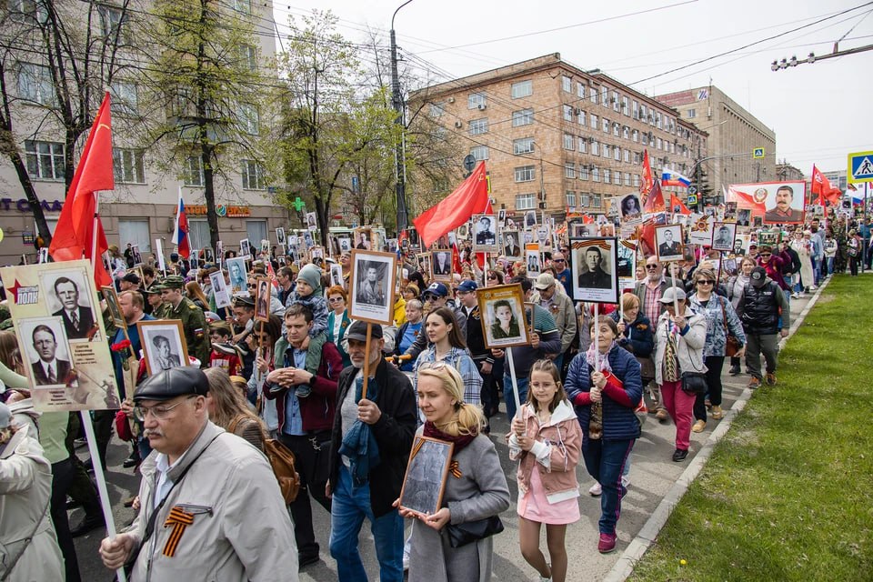 Что можно и нельзя брать с собой на шествие «Бессмертного полка» В центре Челябинска 9 мая состоится шествие «Бессмертного полка». Мэрия опубликовала рекомендации для участников акции. — Чтобы праздник не был омрачен, очень просим челябинцев ознакомиться с правилами, которые будут действовать на этом мероприятии, — обратились к горожанам в администрации. — Они важны для безопасности и порядка. На акцию нельзя приходить пьяным или под воздействием наркотиков, запрещено приносить оружие или острые предметы. Под запрет попали любые вещи с символикой политических партий, предприятий, некоммерческих организаций, движений и инициативных групп. Заодно запретили любые надписи, не относящиеся к шествию. С собой на шествие запрещено брать любые жидкости, даже питьевую воду. А еще во время акции челябинцам нельзя будет скандировать политические речевки. На шествие разрешено использовать Знамя Победы, георгиевскую ленту и флаг России. Можно также проносить сумки и рюкзаки для личных вещей. Но правила оговаривают, что эти сумки и рюкзаки должны быть небольшого размера.