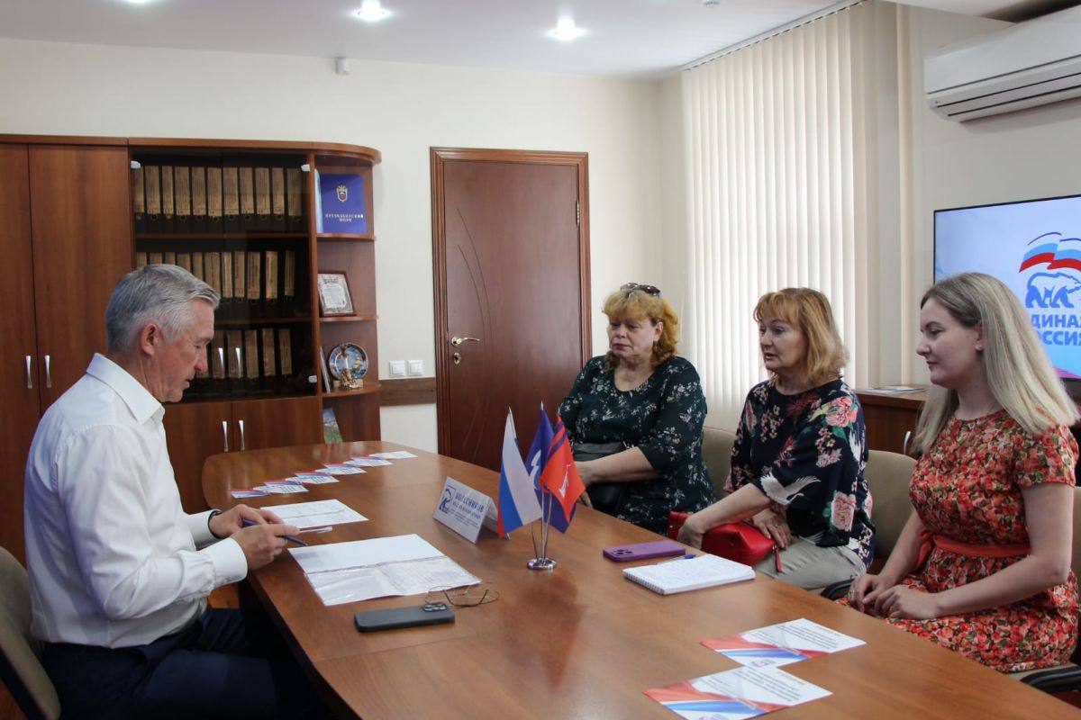 Владлен Колесников провёл приём граждан по личным вопросам 1 Жительницы многоквартирного дома по улице Маршала Еременко уже приходили на приём с жалобой на работу управляющей компании «Альфа-Юг». Тогда они указывали на возможные завышения платы за коммунальные услуги. Жительницы Краснооктябрьского района просили содействия в общении с управляющей компанией и проверки выставленных счетов. По результатам предыдущего обращения была организована проверка, теперь будет проведена ещё одна встреча совместно с представителями ресурсоснабжающей компании. Также были дополнительно приняты обращения по вопросам санитарной уборки дома и благоустройства детской площадки. Председатель гордумы, руководитель региональной Общественной приемной председателя партии «Единая Россия» в Волгоградской области, руководитель Штаба общественной поддержки «Единой России» Владлен Колесников взял обращение на личный контроль до полного разрешения. 2 Жительница Дзержинского района обратилась Владлену Колесникову с просьбой о создании и благоустройстве сквера, который будет посвящен памяти погибших героев СВО. Для решения вопроса будет организован инспекционный выезд совместно с представителями администрации Дзержинского района и местной управляющей компании. Специалисты оценят объем работ, которые необходимо провести для благоустройства намеченной для сквера территории. Владлен Колесников подчеркнул, что такие приемы являются важной формой обратной связи с жителями города и позволяют оперативно реагировать на актуальные проблемы.