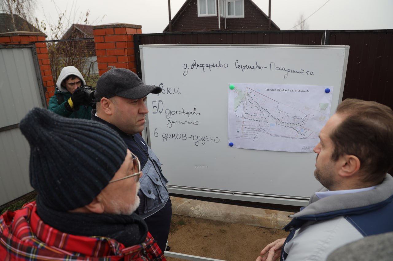 В Сергиево-Посадском округе активно реализуется президентская программа социальной газификации  Сегодня долгожданный газ пришёл в деревню Алферьево. С радостным событием жителей поздравили генеральный директор «Мособлгаз» Игорь Баранов и окружной депутат Сергей Горячев.  Протяженность газопровода 2,8 километров. Сейчас газ подведён к шести домам, но уже в ближайшие две недели все оставшиеся дома, а их 44, тоже получат «голубое топливо».  Долгожданное событие отпраздновали яичницей. Её по традиции генеральный директор «Мособлгаз»  Игорь Баранов приготовил вместе с Ниной Васильевной, первой жительницей получивший газ.  «С приходом газа качество жизни сельчан, даже тепло в доме другое, нежели как от электричества», — отметил Игорь Баранов, генеральный директор АО «Мособлгаз». Он также добавил, что с подключением газа жители будут платить за тепло в четыре раза меньше. Так за обогрев небольшого дома плата в зимний период составит порядка 4-5 тысяч рублей в месяц, в сравнении прежних 20 тысяч рублей.  Работы по подключению домов к газу по президентской программе газификации ведутся и в селе Шеметово. Там прокладывают распределительный газопровод. Сейчас уже проложено около 2 км, готовность объекта 85%. Планируется, что весь газопровод будет проложен в Шеметове уже до 30 ноября. А газ придет в дома к новому году.