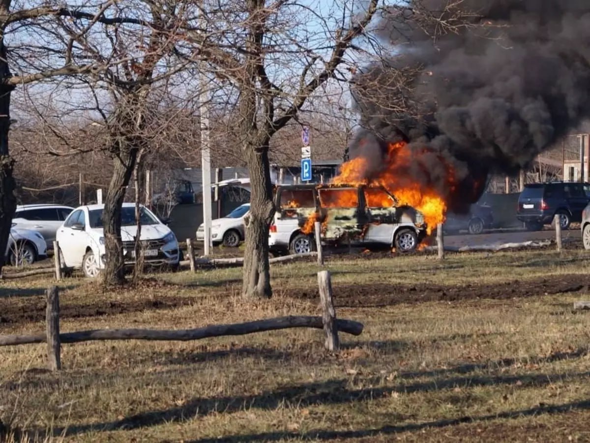 В Южном парке «Малинки» на парковке загорелся микроавтобус  В Красносулинском районе в одном из местных парков загорелся автомобиль. Об этом сообщили в ГУ МЧС по Ростовской области.    В Южном парке «Малинки» на парковке загорелся микроавтобус марки «Фольксваген». Происшествие случилось 7 января около 14:00. Сотрудники парка и посетители услышали характерный звук и после увидели пламя. Огонь в считанные секунды охватил весь транспорт. Очевидцы сразу же вызвали пожарных.    На место ЧП прибыли четыре огнеборца на одной автоцистерне. В течение получаса им удалось полностью ликвидировать пламя.    К счастью, пострадавших нет, на другие автомобили пламя не перешло. Что именно стало причиной возгорания, устанавливается.   Подписаться на "Новости Ростова"    Прислать новость