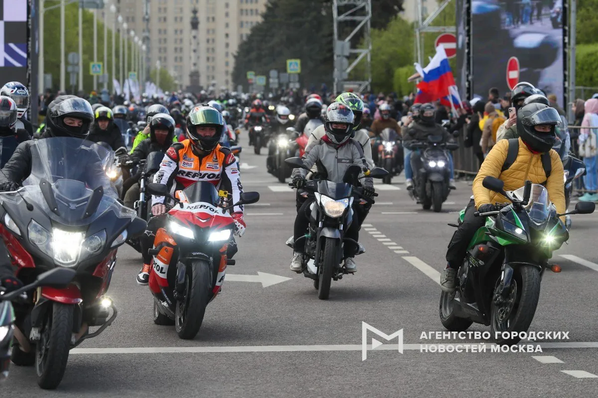 Московский мотофестиваль пройдет на Воробьевых горах 16 мая это будет уже 14 е подобное мероприятие В фестивале примут участие тысячи мотоциклистов которые проедут колонной по дорогам столицы Праздничную программу и маршрут заезда опубликуют в ближайшее время Агентство Москва в Максе