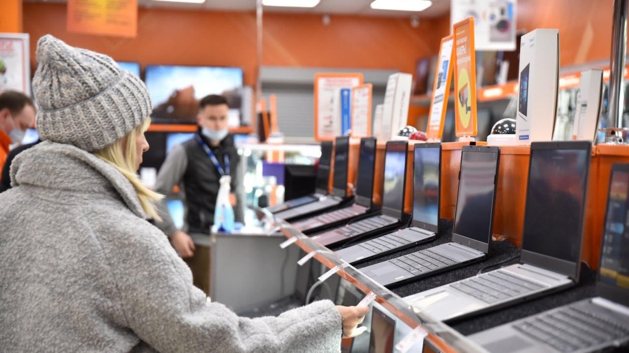 Почти 90 отказов как банки ужесточили выдачу товарных кредитов в ноябре 2025 года Доля отказов по POS кредитам в ноябре 2025 года достигла рекордных 89 5 увеличившись на 9 4 п п за год Лидерами по отказу стали южные и сибирские регионы Ставропольский край 90 7 Краснодарский край 90 4 Омская область 90 2 Даже снижение ключевой ставки до 16 не вернуло на рынок качественных заемщиков В Москве и Санкт Петербурге доля отказов выросла за год на 10 3 и 8 5 п п соответственно что показывает что ужесточение носит не региональный а системный характер Получить кредит прямо в магазине стало почти невозможно и стоит рассматривать альтернативы накопительные схемы рассрочку или сберегательные подходы ProБанки