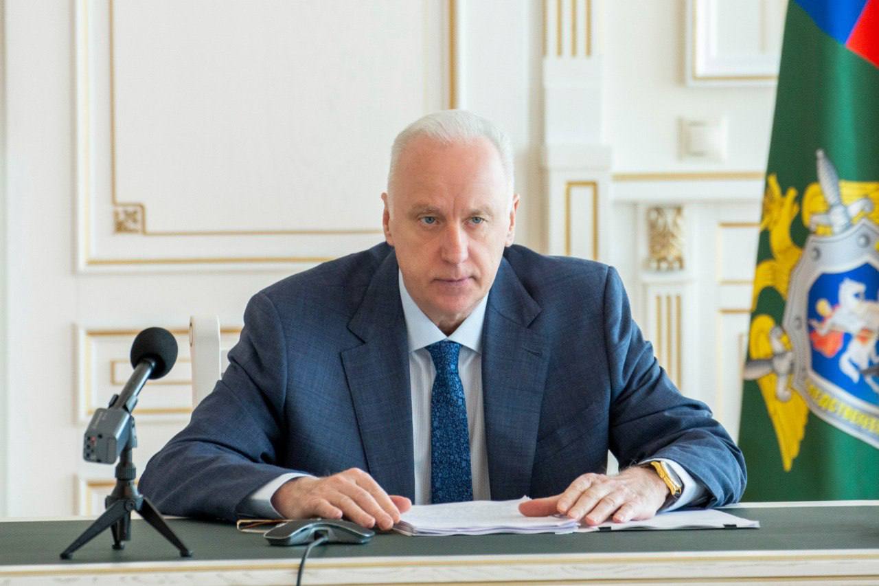 Бастрыкин запросил доклад по делу о мошенничестве с квартирами в Москве Глава Следственного комитета России Александр Бастрыкин заинтересовался сюжетом из федерального телеканала, где рассказали об уголовном деле по факту мошенничества с квартирами в Москве. Председатель СКР запросил доклад по данному делу, передает пресс-служба ведомства. В сюжете рассказали, что мошенники вынуждают недееспособных граждан брать кредиты в банке, потом перепродают его коллекторам. Так случилось с одной москвичкой, которая…
