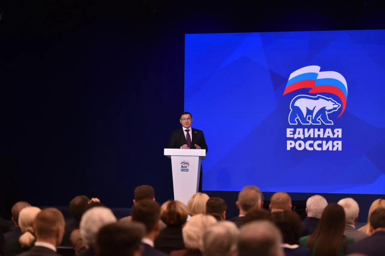 Единая Россия обратилась к Президенту с предложением реструктурировать бюджетные кредиты регионов в 2026 году Партия предлагает направить высвободившиеся средства порядка 100 миллиардов рублей на социальную поддержку жителей Решение приняли на собрании фракции которое провел секретарь Генсовета Единой России Владимир Якушев Он подчеркнул что предложение о реструктуризации бюджетных кредитов регионов возникло в ходе работы над новой Народной программой партии Люди говорят о возросшей финансовой нагрузке на региональные бюджеты У регионов есть старые долги с которыми надо рассчитываться Возврат этих кредитов беспокоит и тех кто непосредственно работает в органах власти на этом направлении и простых граждан Уверен эта тема в нашей Народной программе должна быть обязательно отражена в конкретных предложениях Защита региональных местных бюджетов должна красной линией пройти через программу Единой России потому что без этого наши регионы муниципалитеты развиваться просто не смогут пояснил Владимир Якушев