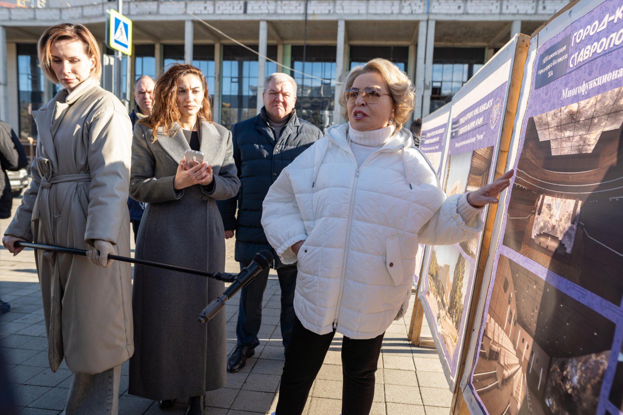 Модным курортом назвала Кисловодск Валентина Матвиенко  Спикер Совета Федерации посетила город с рабочим визитом. Она побывала на объектах, которые строятся по госпрограмме «Развитие СКФО».   Прогулялась по обновленному впервые за 40 лет Комсомольскому парку, ее интересовал также ход строительства корпуса городской больницы, побывала в нацпарке «Кисловодский», в стоящемся Конгресс-холле «Россия», отремонтированной музыкальной школе имени С.В. Рахманинова.   «Кисловодск сейчас самый модный курорт. Всё объекты необходимо сдавать в срок, так их ждут и жители, и гости города. Темп терять нельзя! Все завершенные объекты необходимо ввести в эксплуатацию в первом квартале 2025 года», - заключила спикер Совета Федерации.     Подробнее читайте на САЙТЕ.    Отправить новость   Ставрополье.Главное