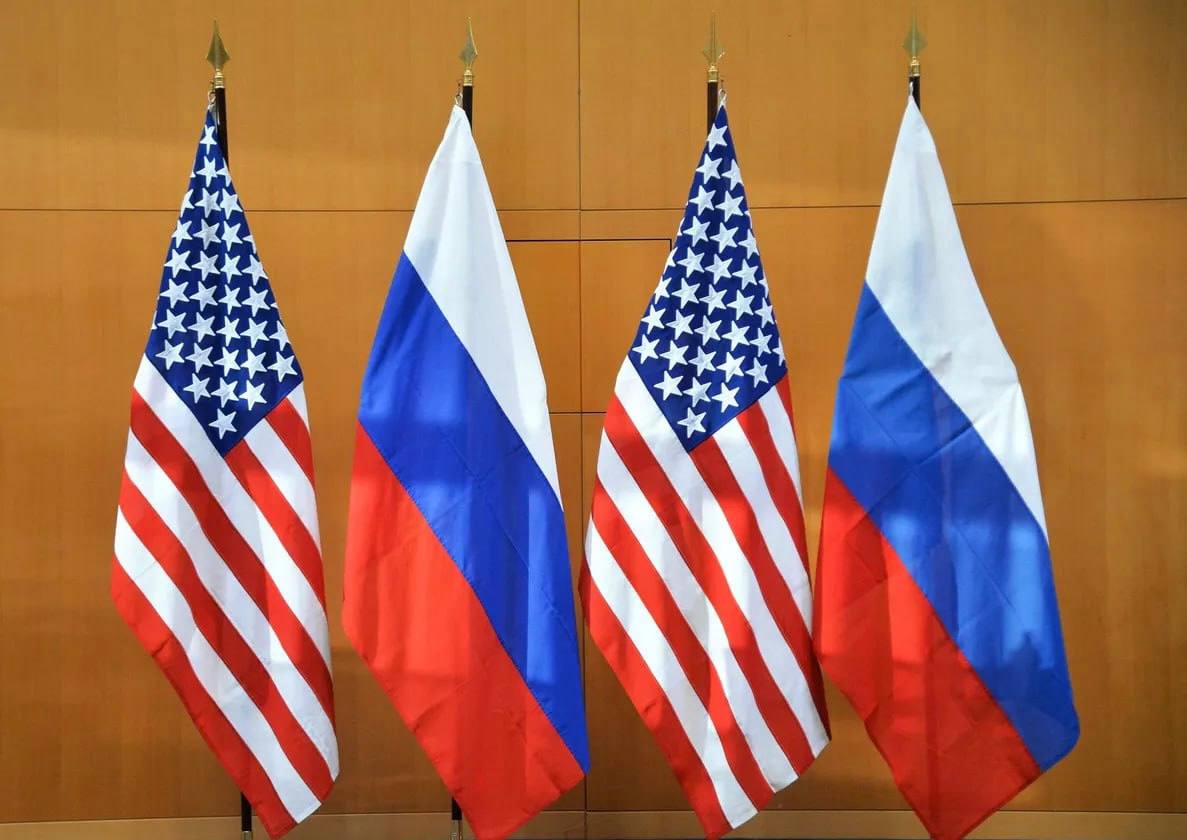 Россия заинтересована продолжать "ремонт" отношений с США, заявил Дмитрий Песков в беседе с журналистом ВГТРК Павлом Зарубиным. По словам пресс-секретаря Владимира Путина, Кремль внимательно отслеживает любые высказывания Дональда Трампа, но реагировать на них нужно спокойно — национальные интересы РФ превыше всего.