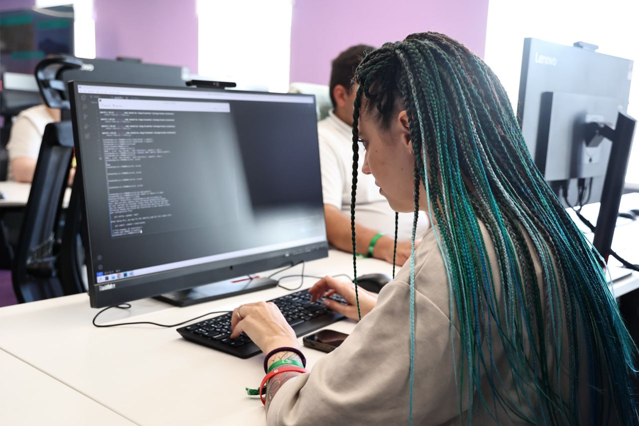 Правила для искусственного интеллекта появятся в Челябинске В России выработают единый подход к регулированию искусственного интеллекта Тему обсудили на профильном совещании в Координационном центре правительства РФ Вице премьер РФ Дмитрий Григоренко поручил Минцифры представить итоговые предложения по этому вопросу к 13 марта В вопросе регулирования искусственного интеллекта наша задача найти баланс подчеркнул Дмитрий Григоренко С одной стороны важно обеспечить безопасность граждан и предотвратить возможные риски от использования ИИ С другой регулирование не должно остановить развитие инноваций Нам следует действовать точечно и постепенно вводить правила там где цена ошибки ИИ слишком высока но при этом сохранять свободу для развития технологий Подписаться на vecherchel   Голосовать за канал