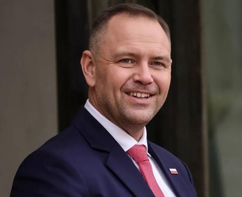 Президент Польши Навроцкий заявил о беседах с духом Пилсудского и признался в употреблении снюса В интервью радио Zet он рассказал что почти ежедневно общается с духом маршала Юзефа Пилсудского в своей резиденции в Бельведере где тот когда то жил По словам Навроцкого они обсуждают темы включая польско советскую войну 1920 года и текущую ситуацию в стране в том числе в парламенте Президент отметил что Пилсудский не изменил своих взглядов и мог бы быть полезен современной Польше Кроме того Навроцкий подтвердил что на видео с Генассамблеи ООН он использовал снюс уточнив что снюс и никотиновые пакетики это одно и то же Он заявил что не планирует отказываться от никотина но может бросить когда захочет благодаря сильной воле Навроцкий посмеялся над шумихой вокруг снюса сравнив её с курением сигар которое считается нормой в дипломатических кругах Новости Дня