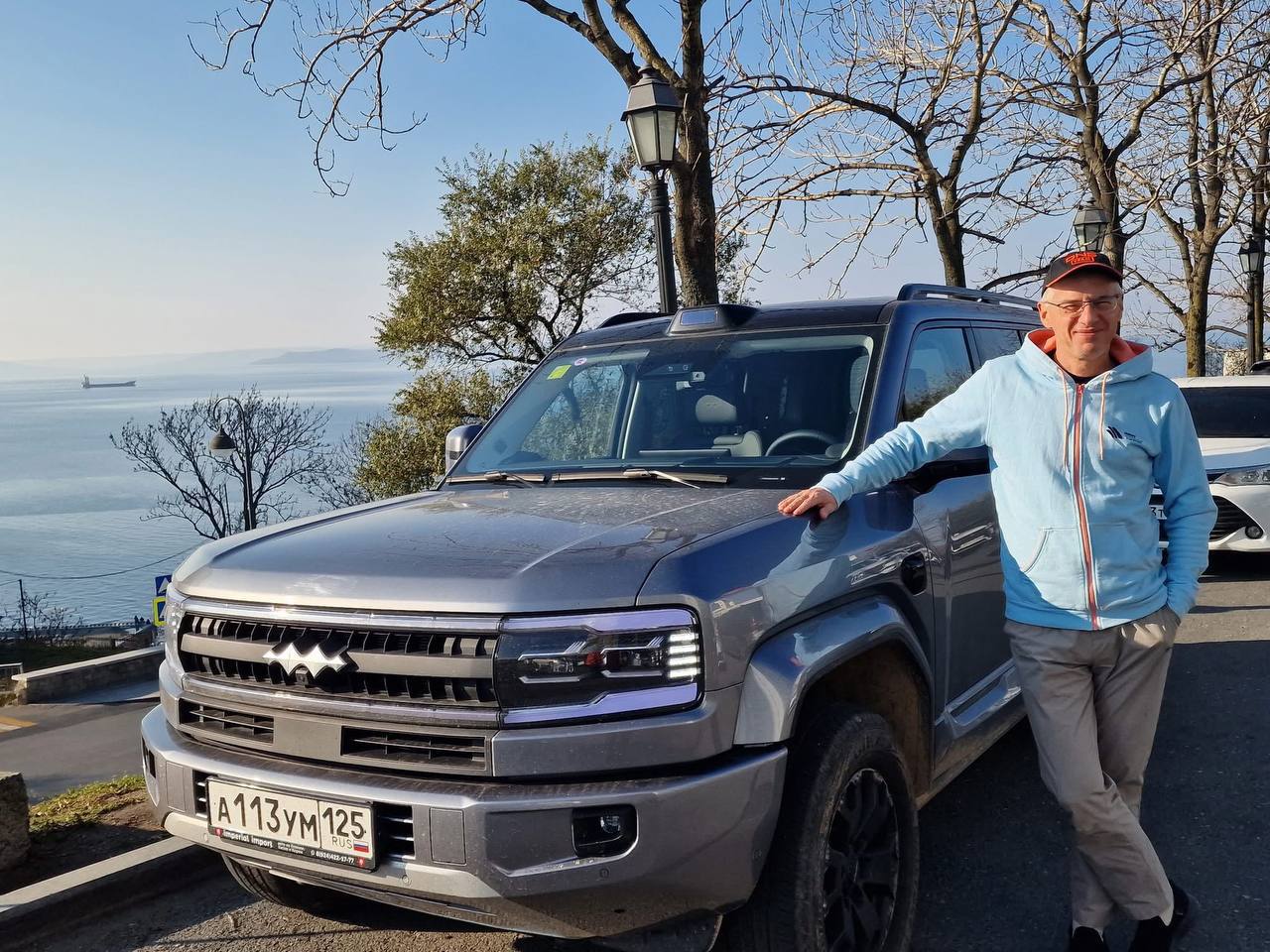 Как смартфон после Nokia миллиардер из Владивостока пересел на китайский BYD Leopard 5 Основатель DNS Дмитрий Алексеев рассказал как сменил свой Land Cruiser на китайский BYD Leopard 5 и был поражён разницей По его словам электрокар ощущается как смартфон после Nokia бесшумный мощный с автопилотом лидарами и планшетом на Android вместо привычной панели Леопардик просто едет вперёд когда нажимаешь на газ Подъём или прямая ему всё равно говорит бизнесмен Машина заряжается как телефон может работать как пауэрбанк и стоит в 2 5 раза дешевле Крузака Единственный минус китайская прошивка и SIM карта без которых часть функций не работает Но Алексеев уверен Эпоха китайских машин уже наступает А что еще произошло