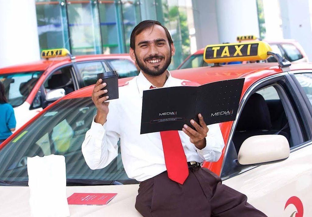 В дубайском таксопарке появятся водители из Узбекистана Компания Dubai Taxi Company PJSC намерена нанять до 700 сотрудников как сообщили в консульстве Узбекистана после переговоров с руководством фирмы На первом этапе планируется привлечь 200 водителей а затем при успешном развитии событий еще 500 DTC заверяет в предоставлении легальных рабочих мест и соблюдении всех норм Будущих работников обучат языку транспортной этике и основам профессии Похоже что в местных такси грядут перемены монополия пакистанских водителей может закончиться