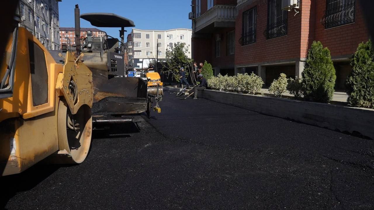 Столичная улица Атланаульская была включена в национальную программу «Безопасные качественные дороги» в 2024 году. Ее протяженность составляет 500 метров, и она соединена с проспектом Насрутдинова и улицей Красноярской, ведущими к Духовному центру имени Пророка Исы. На данном этапе завершены работы по подготовке основания проезжей части, установлены бордюрный камень и поребрики, а также обустроен тротуар с асфальтобетонным покрытием. Уложен нижний слой асфальта на проезжей части, подняты люки до уровня верхнего слоя асфальта, сейчас ведутся работы по укладке завершающего слоя. Были учтены пожелания местных жителей, и объект планируется сдать до 10 октября этого года. Также до начала ремонтных работ замены ветхих сетей водоснабжения провел Единый оператор в сфере водоснабжения и водоотведения по РД.