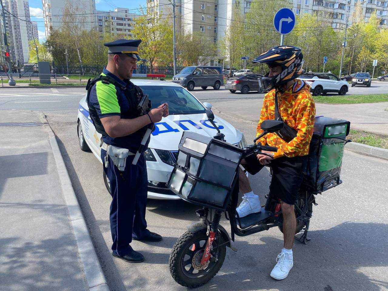 ГАИ проведет в Москве с 23 по 25 мая профилактический рейд среди курьеров на электросамокатах и велосипедах В его рамках сотрудники Госавтоинспекции напомнят о необходимости быть внимательными на дороге, использовать защитную экипировку, а также соблюдать требования дорожных знаков и сигналов светофорных объектов. Особое внимание будет обращено на безопасное использование детьми и подростками электросамокатов и других аналогичных средств передвижения, которые являются источниками повышенной опасности.
