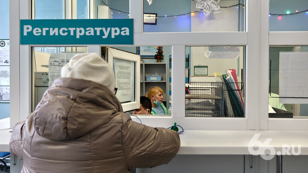 Единый реестр больных создадут в России С 1 марта 2026 года в стране заработает федеральный регистр пациентов с хроническими заболеваниями Он охватит 12 направлений включая онкологию диабет и сердечно сосудистые патологии В Госдуме считают что это серьезно повысит качество контроля за лечением Как объяснила первый зампред комитета по вопросам семьи и детства Татьяна Буцкая новая система позволит точно знать сколько людей страдают определенными патологиями кто и когда поставил диагноз какие препараты назначили и как меняется состояние пациента По словам Буцкой благодаря этому можно будет заранее выявлять риски осложнений К системе планируют подключить технологии искусственного интеллекта он будет анализировать данные и направлять пациентов на обследования   Новости из Екатеринбурга