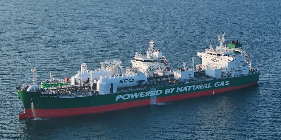 Первый в России двухтопливный танкер типоразмера MR Иван Айвазовский принят в эксплуатацию Совкомфлотом Иван Айвазовский это головное судно новой серии танкеров для перевозки нефтепродуктов включая навигацию в сложных ледовых условиях Танкер построен на российской судоверфи Звезда ССК Звезда в г Большой Камень Приморский край Характеристики и главные размерения танкеров продуктовозов типа MR дедвейт 49 8 тыс т длина 183 м ширина 32 2 м осадка 13 4 м ледовый класс 1B позволяет безопасно осуществлять круглогодичную навигацию в том числе в ледовых условиях Балтийского моря скорость 14 5 узлов оснащены 2 топливной энергетической установкой которая редусматривает возможность использования сжиженного природного газа СПГ в качестве основного вида топлива что существенно снижает объем выбросов в атмосферу мощность 8900 кВт  Сегодня новые крупнотоннажные танкеры крайне необходимы стране для обеспечения стабильных перевозок энергоносителей и мы уверены что серия зеленых продуктовозов Совкомфлота будет востребована российской внешней торговлей   заявил заявил генеральный директор председатель правления СКФ И Тонковидов Напомним что заказ на строительство судов на ССК Звезда был размещен в рамках подписанного в 2019 г контракта c СКФ Атлантик дочки Совкомфлота СКФ Танкеры отфрахтованы компании НОВАТЭК на основании долгосрочных тайм чартеров Торжественная церемония закладки судна состоялась на открытом тяжелом достроечном стапеле ССК Звезда в марте 2021 г подписаться голосовать все новости технологии журнал