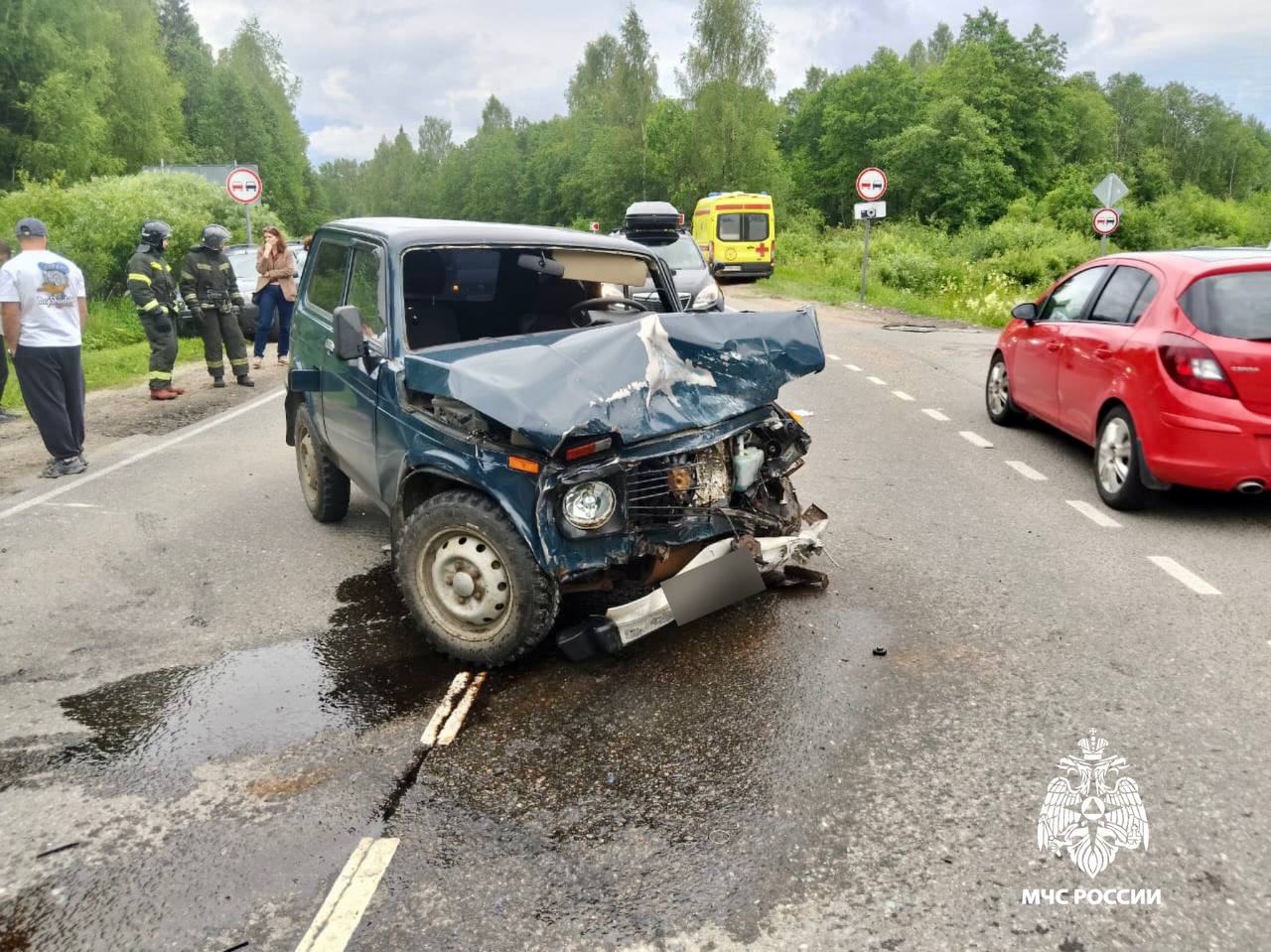 Прямо сейчас сотрудники 7 2 ПСЧ ликвидируют последствия ДТП в районе села Бурашево Калининского МО, где произошло столкновение двух легковых автомобилей. Есть пострадавший.