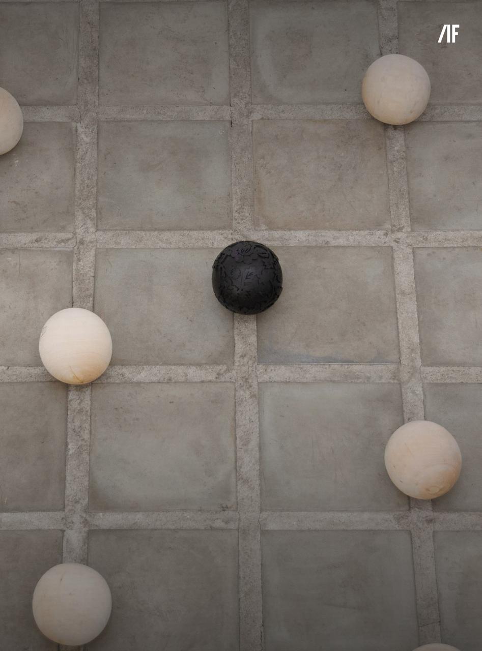 Рассмотреть в повседневности выставка Ирины Иванниковой Давыдовой и Василия Кононова Гредина events creativeindustry В ММОМА до 15 февраля можно посетить выставку О поверхностях и пространствах созданную совместно с Центром художественного производства Своды Дома культуры ГЭС 2 Молодые художники предлагают замедлиться и взглянуть на привычное под новым углом действительно ли вещи поверхности и пространства всего лишь молчаливые свидетели нашей жизни Или они сами становятся активными участниками формируя реальность вокруг нас Подробнее об особенностях некоторых арт объектов выставки в карточках ART FLASH