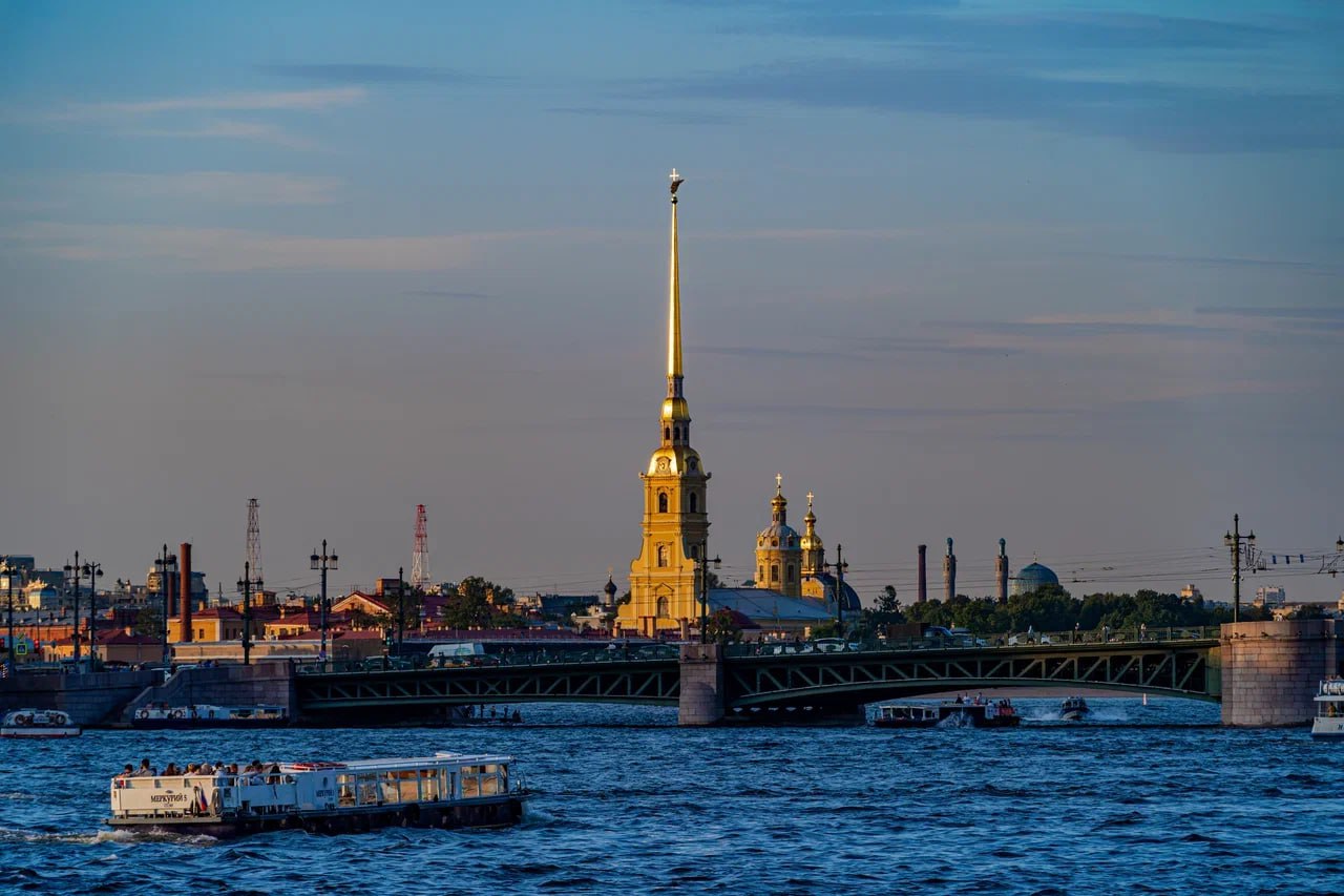 Средства от туристического налога в Петербурге направят на ремонт Петропавловской крепости Власти Санкт Петербурга направят средства от туристического налога собранные в 2025 г на реставрацию Петропавловской крепости и Музея театрального и музыкального искусства Соответствующий проект постановления правительства опубликован на сайте Смольного   В частности на средства Фонда развития курортной инфраструктуры в 2025 г будут отреставрированы гранитные фасады крепостной ограды Петропавловской крепости Кроме этого будет выполнен ремонт и реставрация помещений Музея театрального и музыкального искусства Точная сумма средств в документе не указана СПб ГБУ ГТИБ Подпишитесь на Ведомости Северо Запад