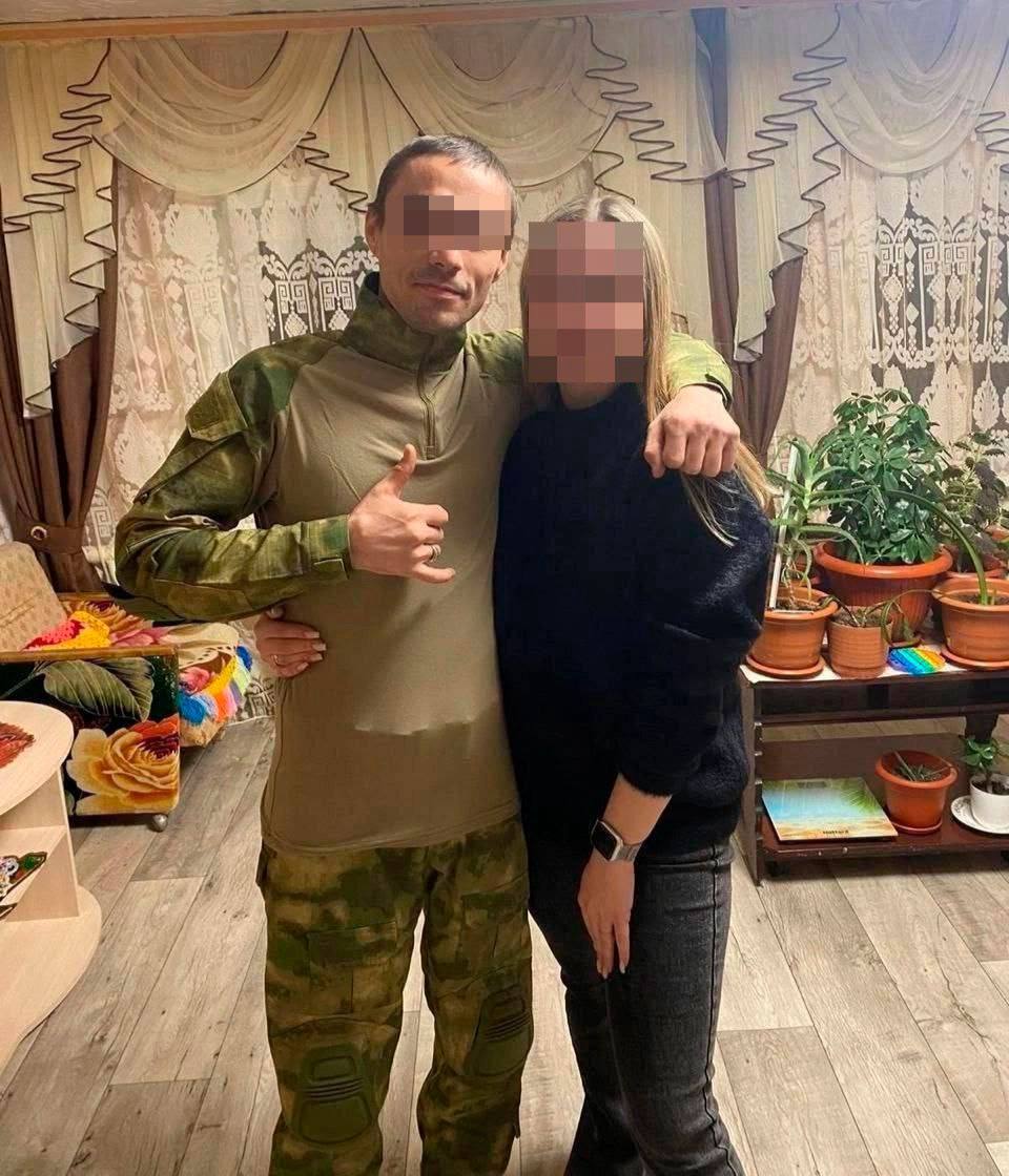  В Волгоградской области разыскивают сбежавшего из военной части контрактника. По словам местных жителей, он мог ранить двух человек. По предварительным данным, силовики в Камышине разыскивают Максима Вальковича, 34-летнего жителя соседнего Петрова Вала. По словам местных жителей, сегодня вечером мужчина мог ранить из огнестрельного оружия двух человек — один в реанимации, второй находится в состоянии средней тяжести. Телеграм-каналы города сообщают, что полиция задержала водителя, который вез контрактника. Семья Вальковича рассказала, что мужчина ушел на фронт добровольцем в 2023 году, у него есть жена и маленький ребенок. О возможном побеге из части никто из близких мужчины не знает. Официальной информации о произошедшем не поступало.