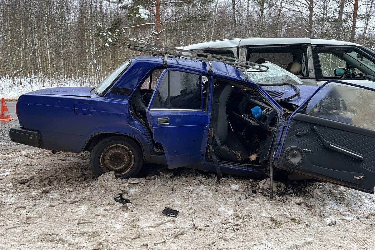 Смертельное ДТП под Кимрами  Водитель автомобиля Honda зацепил обочину, после чего машину выбросило на встречную полосу, где та столкнулась с ВАЗ 2107.  Водитель ВАЗа погиб на месте. Пассажир иномарки получил травмы различной степени тяжести    Пилот Подписаться  #ДТП