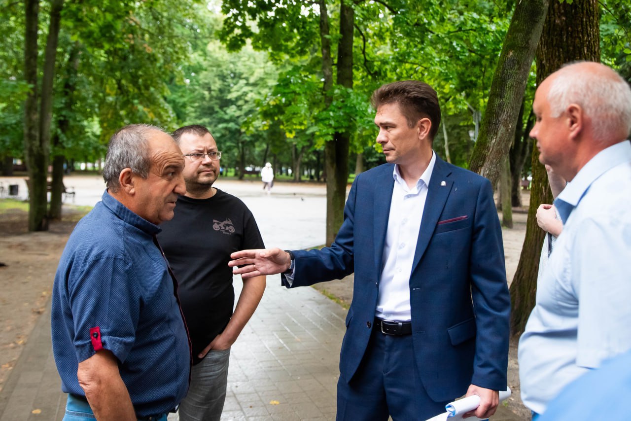 В Курске реализуется второй этап благоустройства парка Героев Гражданской войны Об этом рассказал председатель комитета городского хозяйства Дмитрий Меркулов. — В рамках федерального проекта «Формирование комфортной городской среды» нацпроекта «Инфраструктура для жизни» в этом году реализуется второй этап благоустройства парка Героев Гражданской войны. Запланированы устройство резинового покрытия под детскими площадками для более комфортного пребывания деток, установка модульного всесезонного туалета. Это будет отапливаемый туалет, в том числе для маломобильных групп населения. Будет установлен арт-объект в виде входной стелы, — пояснил Дмитрий Сергеевич. Начинаются демонтажные работы по детским площадкам, чтобы впоследствии проводить бетонирование. Срок завершения работ определен контрактом — это конец октября. Фото: Артем Евдокимов.