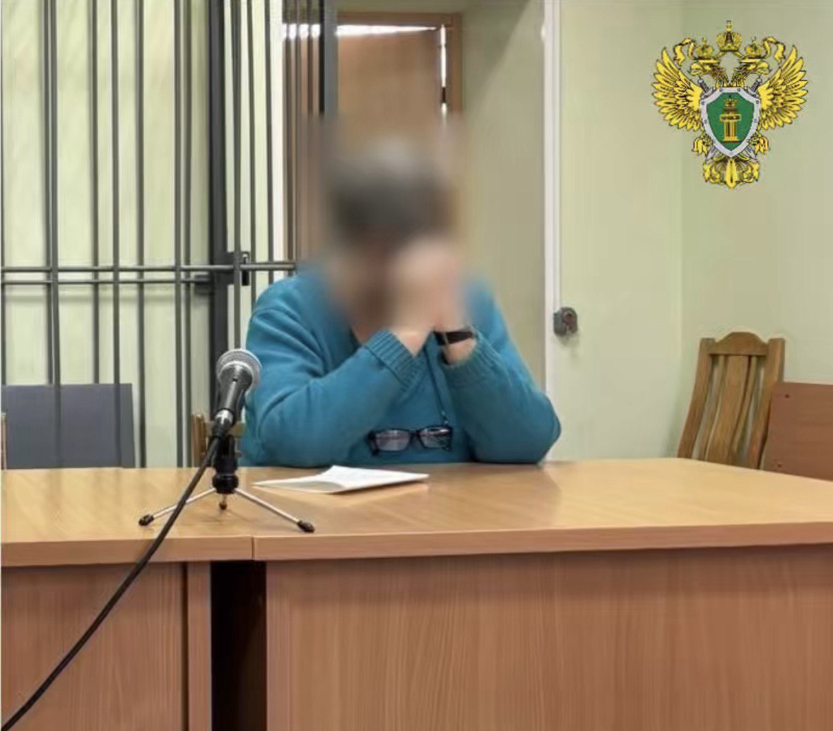 В Котласе осуждена врач акушер гинеколог за причинение смерти новорожденному вследствие халатности Котласский городской суд согласился с позицией государственного обвинения и признал врача акушера гинеколога городской больницы виновной по ч 2 ст 109 УК РФ причинение смерти по неосторожности вследствие ненадлежащего исполнения своих профессиональных обязанностей Установлено что 30 марта 2023 года при ведении родов у пациентки Котласской городской больницы виновная допустила грубые нарушения утвержденных клинических рекомендаций и стандартов оказания медицинской помощи вследствие чего от перенесенной в родах тяжелой асфиксии у родившегося живого доношенного ребенка развилось органическое поражение головного мозга Повреждения повлекли гибель новорожденного при наличии реальной возможности избежать неблагоприятного исхода В ходе рассмотрения дела подсудимая свою вину не признала Приговором суда медицинскому работнику назначено наказание в виде 1 года 6 месяцев ограничения свободы с дополнительным наказанием в виде запрета заниматься медицинской деятельностью на срок 2 года