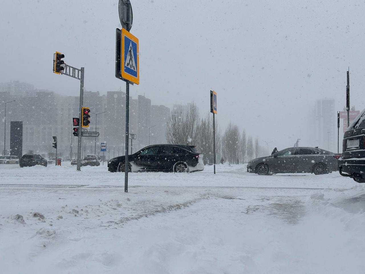 В Астане весна метель:  - Все выезды из города закрыты - Полиция сообщает об около 100 ДТП - С утра на уборку снега вышли почти 2 600 рабочих и 1 645 единиц спецтехники - 6 рейсов задерживаются на вылет, 8 на прилет