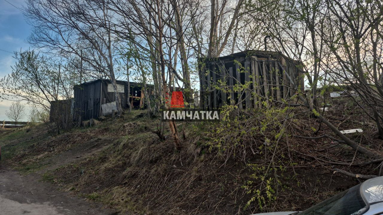 Жители проспекта Победы бьют тревогу: опасная территория угрожает детям Рядом с домами по адресу проспект Победы, 55 и 57 находится заброшенный участок, который давно превратился в угрозу для местных жителей. На фото видно, что там зияют открытые погреба, стоят полуразрушенные гаражи и валяются горы мусора. Самое страшное — здесь постоянно играют дети. Этой весной ситуация едва не закончилась трагедией: на территории вспыхнул пожар, и ребята чуть не пострадали. Жители в отчаянии — они не знают, куда обратиться, чтобы участок наконец расчистили и обезопасили. Подписчица «ЧП Камчатка» очень просит обратить внимание на эту проблему и помочь добиться решения. Бездействие может привести к беде!
