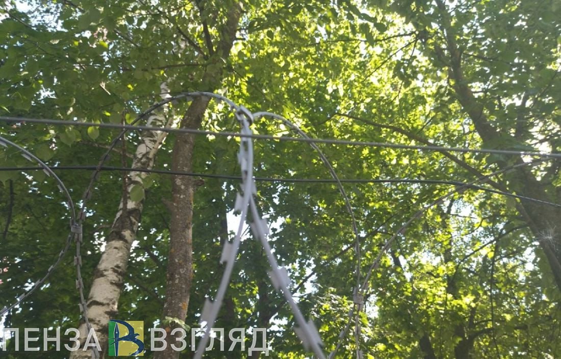 В Пензе нашли тело женщины, запутанное в проволоке На территории СНТ 40 лет Октября в Пензе нашли мертвую женщину. Информация от дежурного отдела полиции № 3 поступила 12 июля в 14:30 в пожарно-спасательный центр. Сообщалось, что тело женщины без признаков жизни запутано в проволоке. Спасатели прибыли на место происшествия, с помощью кусачек перерезали проволоку, освободили тело погибшей и передали сотрудникам полиции, сообщает ГБУ Пензенской области «Пензенский пожарно-спасательный центр». -Взгляд