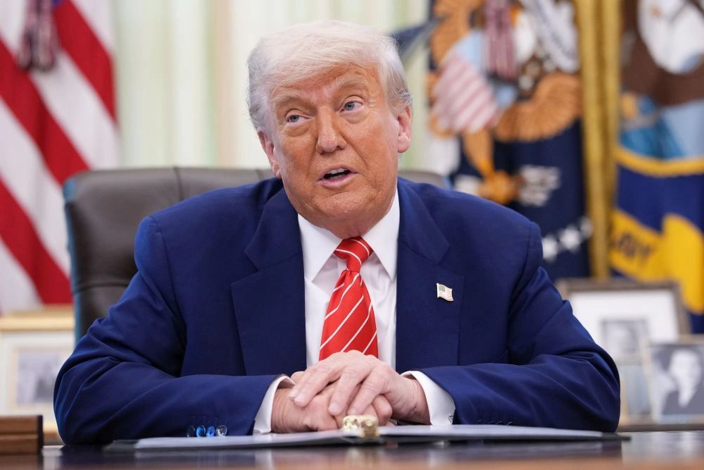 Президент США Дональд Трамп заявил, что БРИКС теряет свое влияние, хоть объединение и попыталось бросить вызов доллару на мировой арене.  "У нас есть эта маленькая группа под названием БРИКС. Она стремительно увядает. Но страны БРИКС хотели попытаться вытеснить доллар", - сказал американский лидер журналистам.  При этом он добавил, что угроза со стороны объединения "миновала", когда он пригрозил его членам введением пошлин на импорт в размере 10%.  Фото: Kevin Dietsch/Getty Images