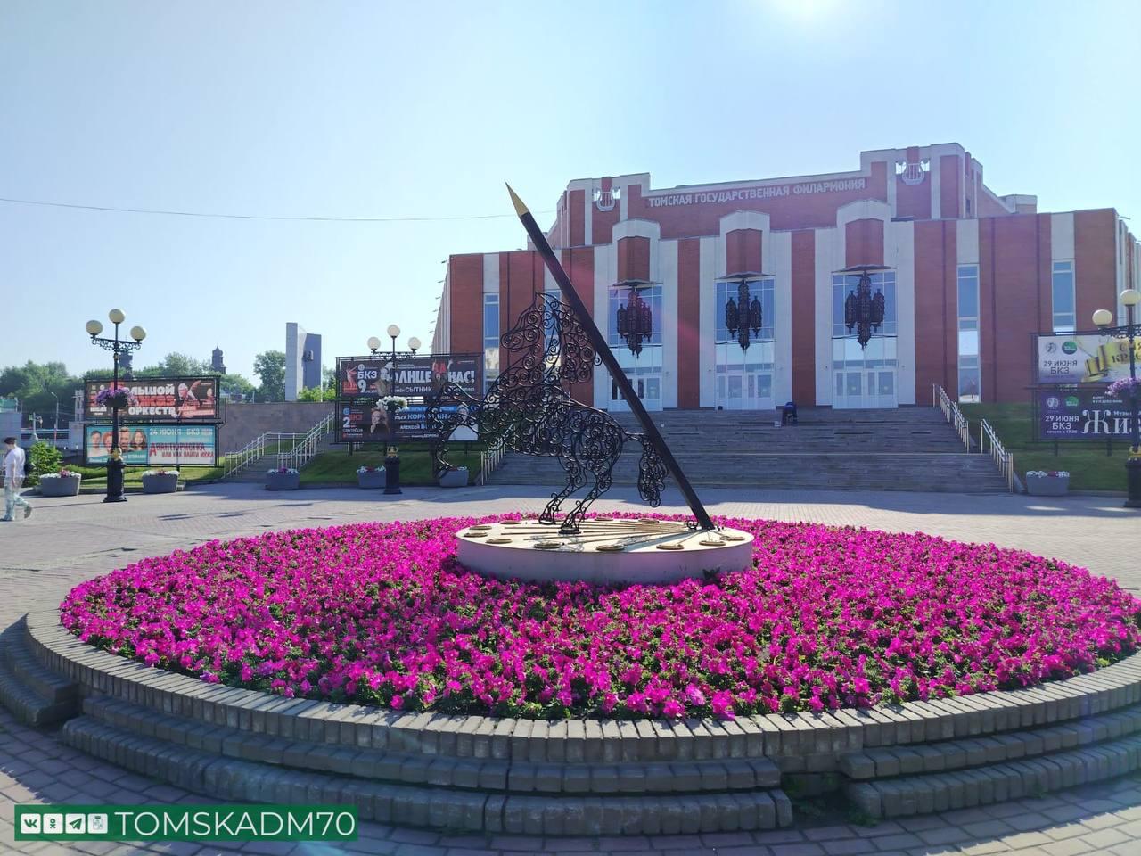 В Томске продолжается высадка цветов в городские клумбы Подписаться Прислать нам новостью