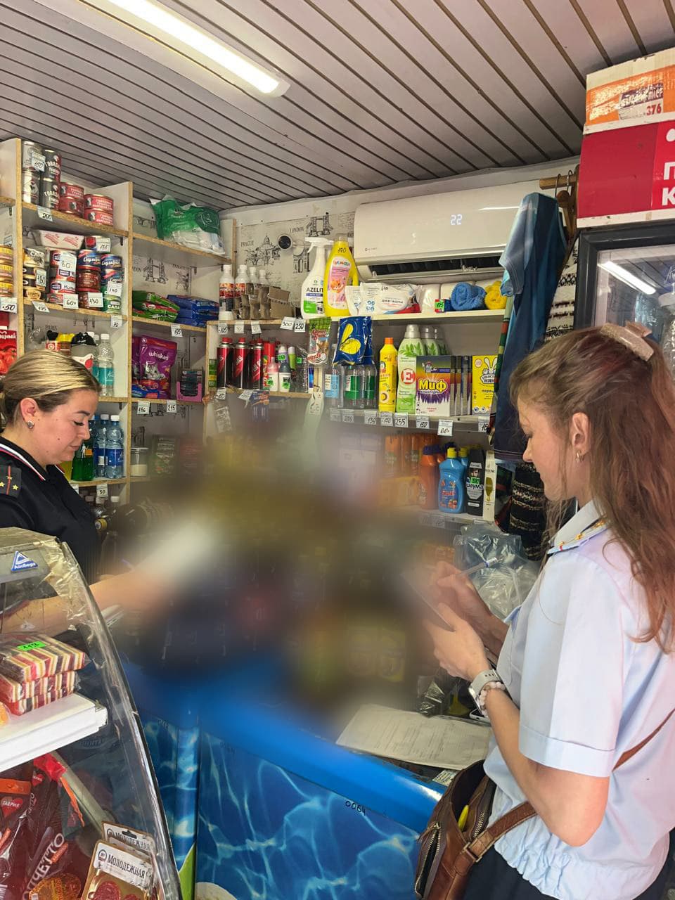 Девять фактов незаконной продажи алкоголя выявили городские полицейские  В День молодежи, когда реализация спиртного в регионе запрещена, сотрудники хабаровской полиции провели серию рейдовых мероприятий.   В результате выявлено 9 фактов незаконной продажи спиртного в торговых точках в разных районах города. Из незаконного оборота изъято 263 литра алкогольной продукции на сумму порядка 65 тысяч рублей.  В киоске на улице Южной, где отпуск любого алкоголя по закону невозможен, полицейские изъяли почти 150 литров спиртосодержащей продукции. В нестационарном торговом объекте на улице Ворошилова сотрудники полиции изъяли более 100 литров спиртного.  На двоих индивидуальных предпринимателей и семерых продавцов составлены административные материалы.