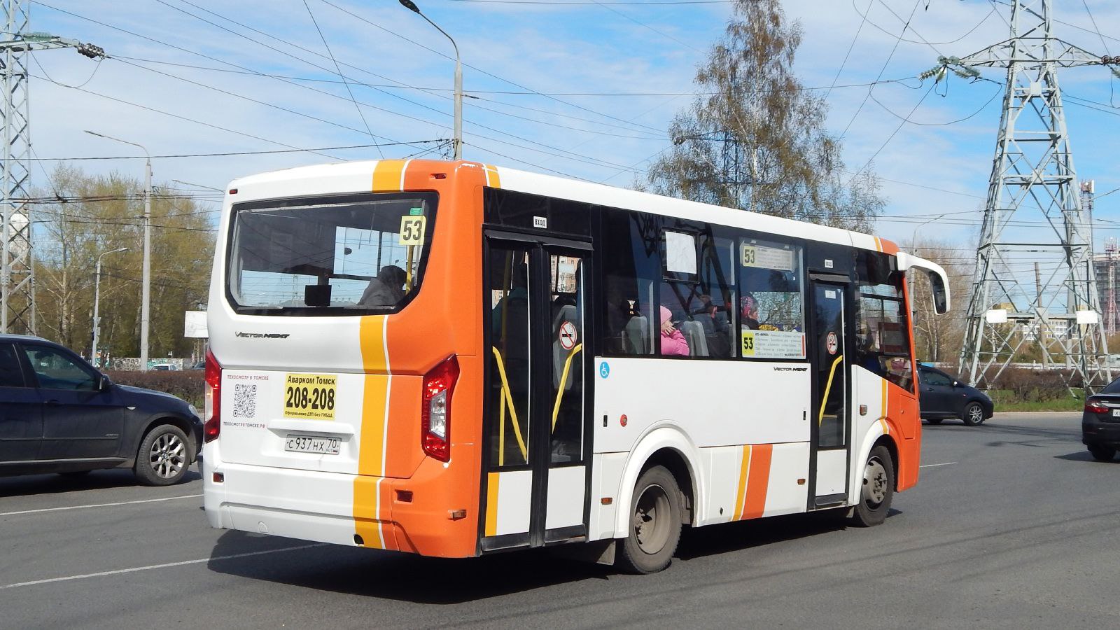 Власти Томска начали расторгать контракты с перевозчиками на двух маршрутах Администрация Томска инициировала процедуру расторжения договоров с компаниями перевозчиками на автобусных маршрутах 4 и 53 Причиной мэр Томска назвал халатное отношение к обязательствам На маршруте 4 в морозные дни наблюдались критические перебои интервалы движения доходили до двух часов Перевозчик по маршруту 53 допустил нарушение используя автобус закрепленный за томским маршрутом в другом городе Перевозчикам дано 10 дней на устранение нарушений Если замечания не будут исправлены контракты расторгнут Подписаться Регион 70   Прислать новость