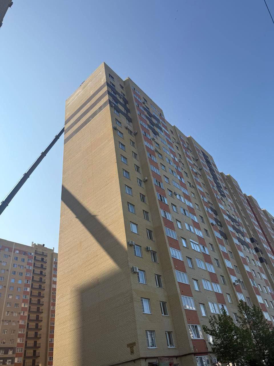 В доме на Тухачевского, 30/8, пострадавшем от взрыва газа, завершено восстановление бетонных конструкций, плит между 17 и 18 этажами, стен и фасада.  В квартирах установили окна, восстановили перегородки, электропроводку, пожарную сигнализацию и вентканалы. Установлено новое лифтовое оборудование.  Газ подан во все квартиры, кроме той, где произошёл взрыв. Полное завершение работ — на следующей неделе.  Инфо:    В курсе   Новости Ставрополья   предложить новость