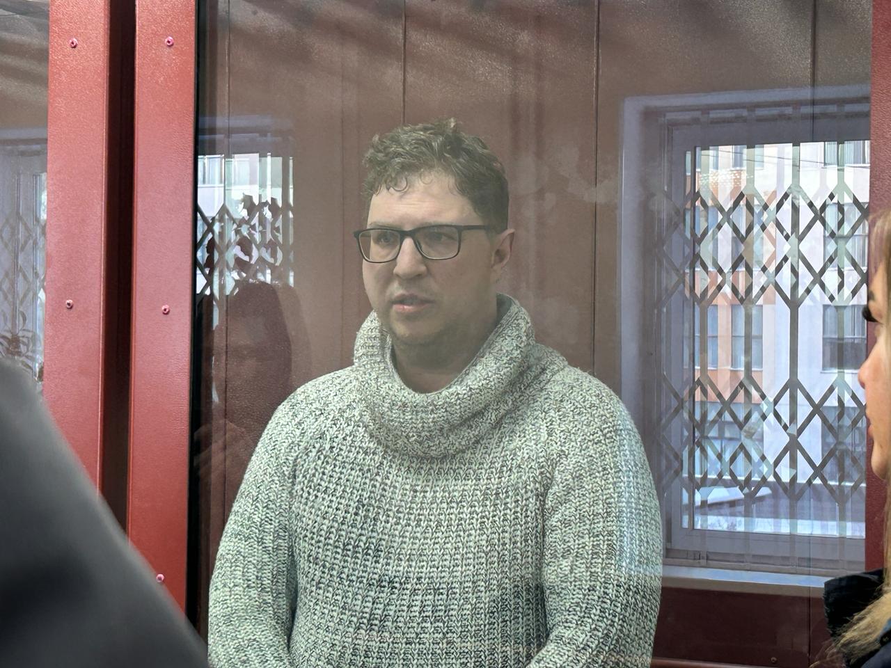 Суд изменил меру пресечения адвокату Роману Качанову с СИЗО на домашний арест Ленинский районный суд Екатеринбурга сегодня 12 февраля отказал следователю в продлении содержания под стражей адвокату Роману Качанову и перевел его под домашний арест Мера пресечения будет действовать до 15 мая 2026 года написала пресс служба судов Свердловской области Качанова подозревают в организация деятельности иностранной или международной организации признанной нежелательной на территории России ч 3 ст 284 1 УК РФ Речь идет о Норвежском Хельсинкском комитете и Национальном фонде в поддержку демократии Адвоката отправили в СИЗО 17 декабря 2025 года Заседание проходило в закрытом режиме журналистов не пускали в зал За день до этого у Качанова а также у правозащитников Алексея Соколова и Ларисы Захаровой прошли обыски в квартирах и в адвокатском кабинете Качанова Подробно про правозащитников и за что их преследуют мы рассказывали в этом материале It s My City