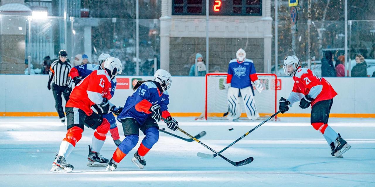 Добрые дела 13 декабря на площадке Московских сезонов пройдет благотворительный хоккейный матч Зрители могут принести с собой письма и подарки для участников спецоперации которые проходят сейчас реабилитацию в военных госпиталях столицы На катке встретятся команда Легенды хоккея России и сборная блогеров После состязания спортсмены устроят автограф сессию а также сами передадут не только гуманитарные посылки но и подписанные шайбы Состязание пройдет по адресу Сухонская улица дом 6 строение 1 встречаемся в 14 00 Подписывайтесь на Департамент торговли в MAX а важные новости ищите в канале Сергея Собянина