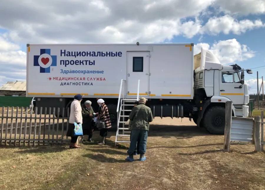 18 выездов за полгода совершили медики Усть-Алданской ЦБР на передвижном медкомплексе  Медики центральной районной больницы Усть-Алданского района провели 18 выездов с использованием передвижного медицинского комплекса на базе «КАМАЗ» за первые шесть месяцев текущего года.  Подробнее читайте по ссылке     Фото: пресс-служба главы и правительства Якутии