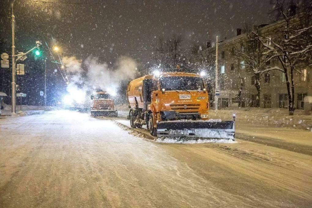 В Ростове начали проверять готовность снегоуборочной техники к зиме, сообщил сити-менеджер Алексей Логвиненко.   Проверяют машины, навигацию, запасы реагентов и инструменты. Этой зимой на дежурство выйдут 225 спецмашин и тысяча дворников; особое внимание уделят тротуарам, дорогам к соцобъектам и остановкам.    Новости Ростова