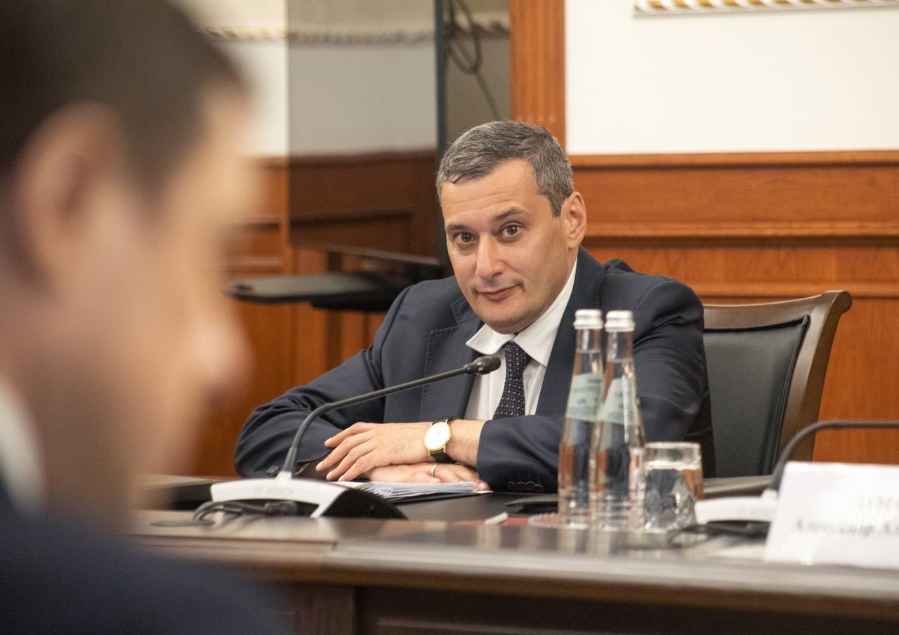 Роман Старовойт провел рабочую встречу с врио губернатора Курской области Александром Хинштейном Как поддерживается авиагавань в период закрытия сообщения по воздуху? Какие дороги ремонтируются и на какие средства будет продолжаться эта работа? А также о проектах Курской области в части общественного и железнодорожного транспорта, которые реализуются при федеральной поддержке. Читайте в нашем материале о поддержке приграничной Курской области. Написать нам