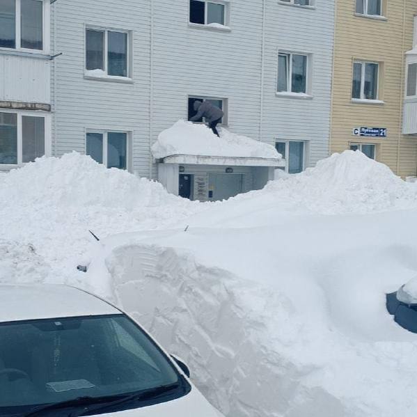 Сахалинской пенсионерке пришлось лезть в окно подъезда, чтобы попасть в дом   После сильной метели в селе Сокол Долинского района дверь завалило снегом.  Сугробы на юге острова почти до второго этажа. За четыре дня на регион обрушились сразу два циклона. К выходным синоптики обещают третий.  Главное — здесь. Подписывайтесь!