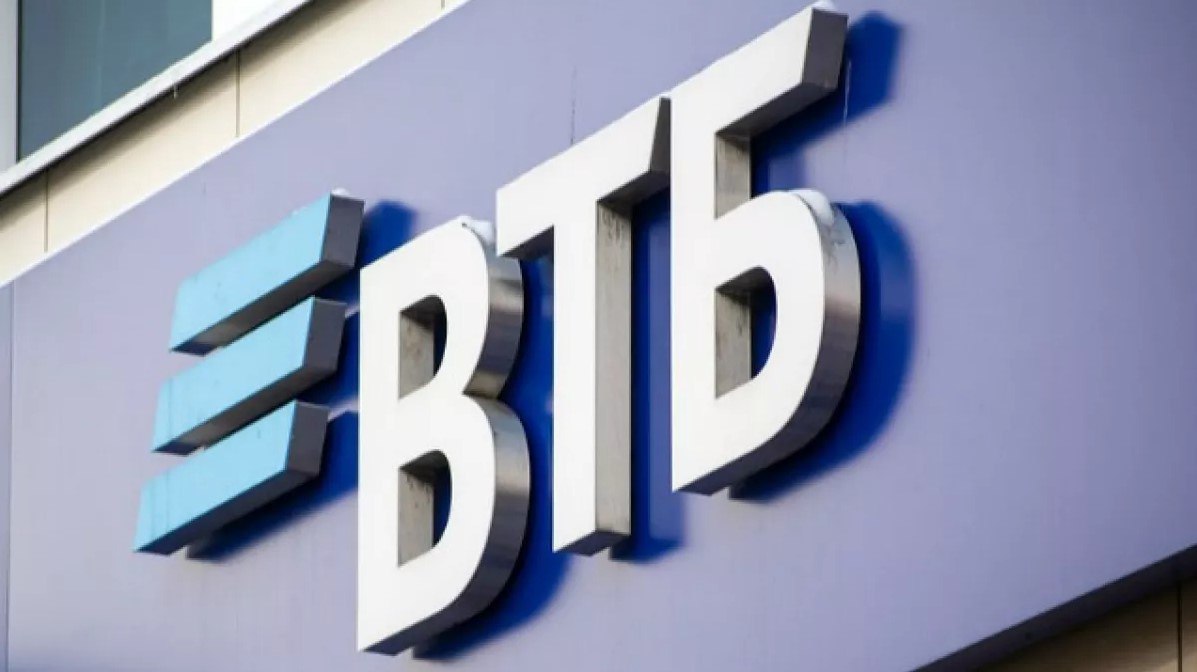 ВТБ завершил очередной этап интеграции Почта Банка Банковские услуги стали доступны более чем в 2 тысячах отделений Почты России. Как рассказал заместитель президента – председателя правления ВТБ Александр Пахомов, интеграция предполагает бесшовный переход клиентов в банк, в том числе в отделениях на Почте России. "Мы на четверть обновили банкоматную сеть и провели ребрендинг отделений, сохраняя при этом точки обслуживания в привычных локациях", – отметил топ-менеджер. Процесс интеграции двух банков завершится в 2026 году. ТОЛК