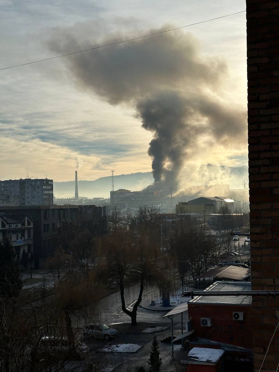 В ТЦ «Алания Молл» прогремели два взрыва, выбило все окна. Все в задымлении, начался сильный пожар в крыле, в котором находится кинотеатр.