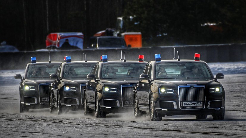 Даже Ким Чен Ын вернулся на Mercedes Завод Aurus остановил работу пишет Фонтанка Официальной причиной назвали инвентаризацию но по другим данным завод встал из за ненужности люксовых российских авто и долгов на сотни миллионов рублей Российский рынок оказался перенасыщен Аурусами Все министерства и госкомпании уже купили себе этот авто для обычных россиян Аурус недоступен из за цены до 70 млн рублей а за границей есть Rolls Royce и другие люксовые производители За несколько лет удалось продать всего несколько машин а лидер Северной Кореи и вовсе не захотел пользоваться двумя подаренными ему Аурусами и вернулся на привычный Mercedes Maybach Наконец в этом году заводу предстоит погасить огромные долги перед кредиторами На фоне отсутствия новых заказов судьба завода Аурус неизвестна отмечают эксперты banki oil
