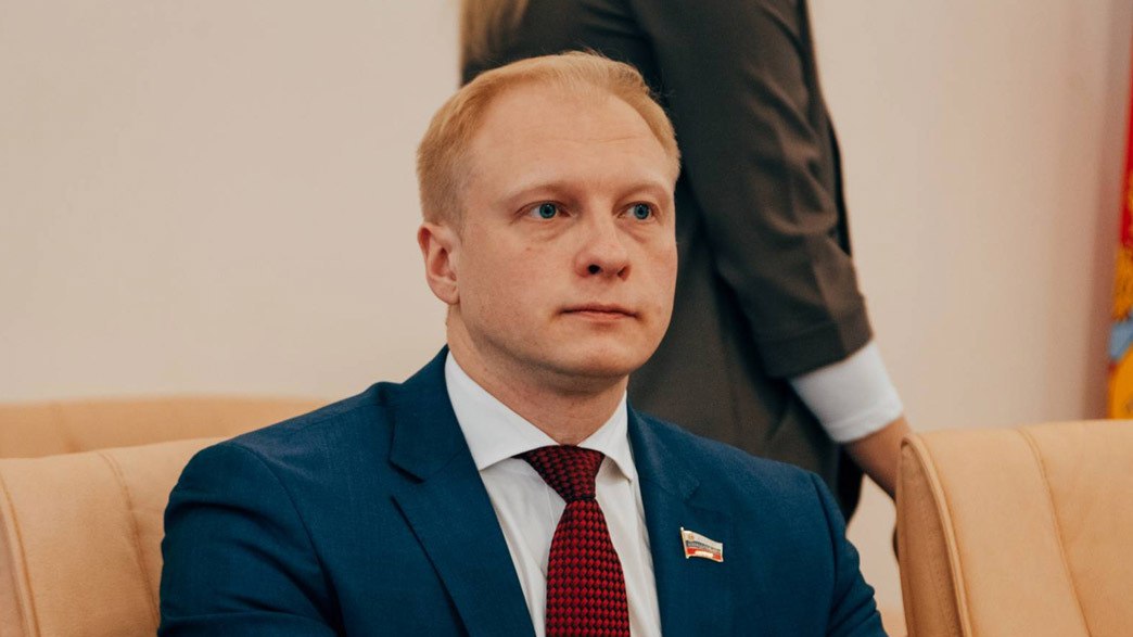 В ДТП погиб председатель комитета по бюджетной и налоговой областного Заксобрания Михаил Максюков Авария, по данным редакции, произошла сегодня утром на трассе Р-132 «Золотое кольцо» около деревни Бабино. Максюков на своём Porsche ехал из Гусь-Хрустального во Владимир и врезался в фуру. Полиция выясняет обстоятельства случившегося. ——— Фото из архива Зебра ТВ.