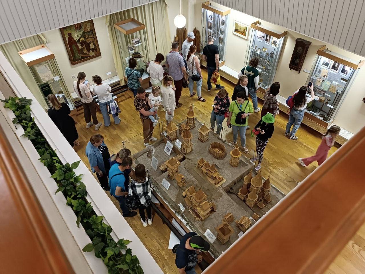 В 2025 году Кировский краеведческий музей имени Алабина принял более 150 тысяч посетителей Свыше 7 тысяч из них пришли по Пушкинской карте в рамках нацпроекта Семья Особой популярностью пользовались выставки о знаменитых земляках и истории а также проекты с современными технологиями Например после реставрации в музее Александра Грина открыли выставку Магия личности приуроченную к его юбилею А в Музее воинской славы к 80 летию Победы представили экспозицию Оружие Победы Экспозиция рассказывала о вкладе Кировской области в разработку и производство оружия для Советской армии Рядом с музеем установили настоящую армейскую палатку из Афганистана где проходили Диктант Победы и другие мероприятия Кроме того в Доме музее Салтыкова Щедрина гости с помощью специального приложения погрузились в атмосферу его эпохи используя не только зрение но и обоняние А летом в Главном здании краеведческого музея прошла интерактивная выставка Автопарк мечты которую посетили около 5 тысяч человек Там можно было покататься на педальной машинке поиграть в ретро приставку или послушать старый магнитофон Подписывайтесь на канал Кировской области в MAX